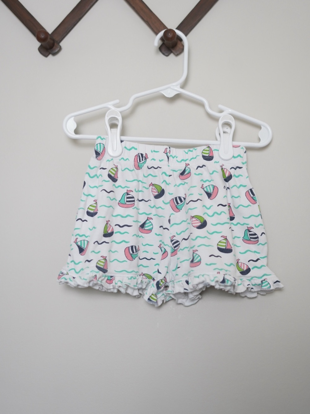 Luigi Kids White Sailboat Print Ruffle Shorts